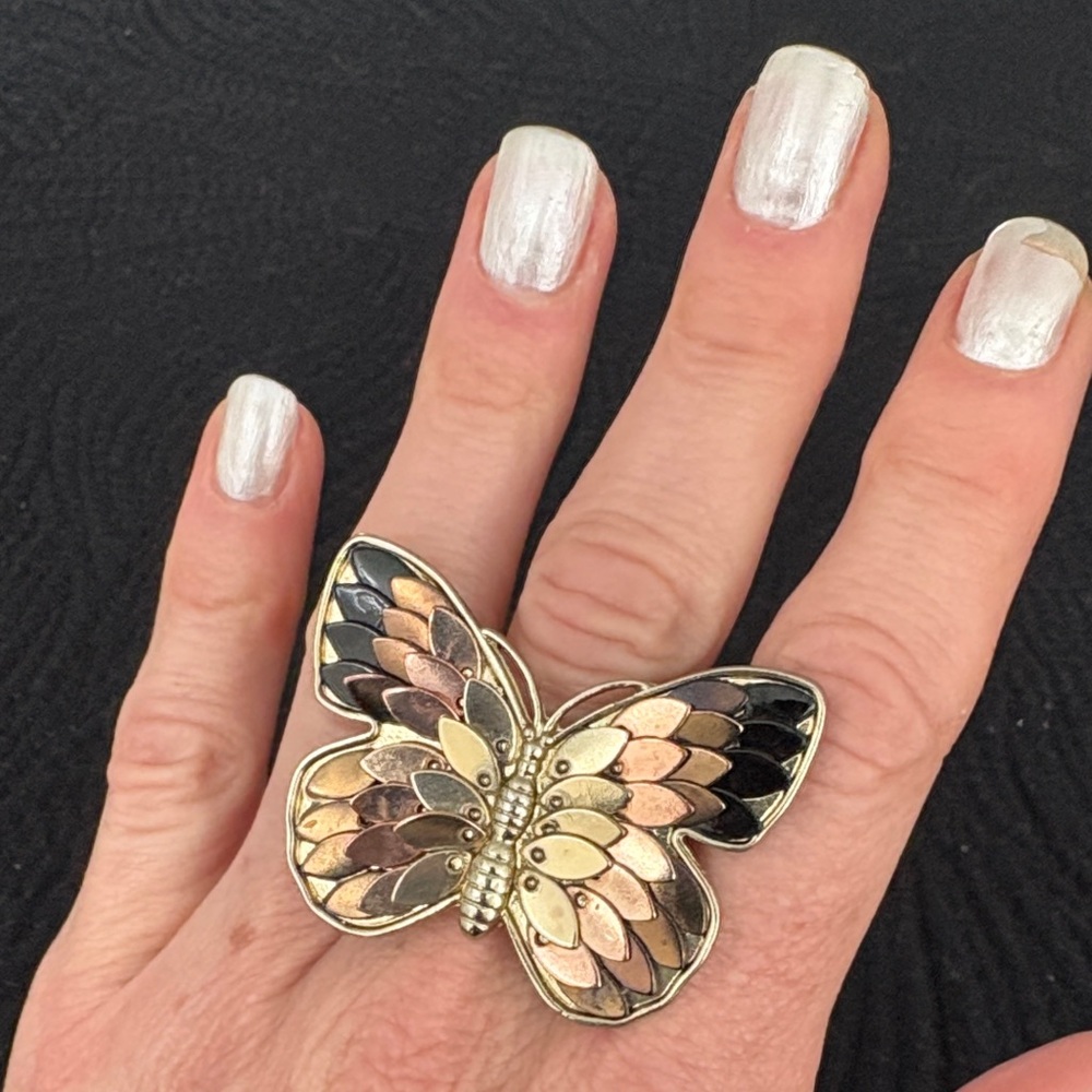 Tonal butterfly ring